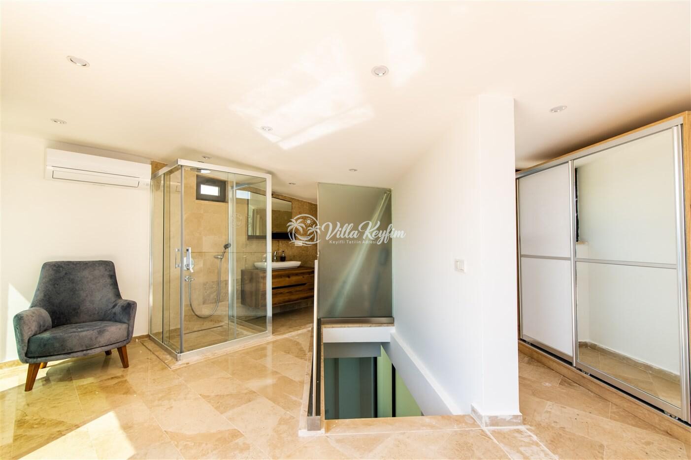 Villa Loca — 52