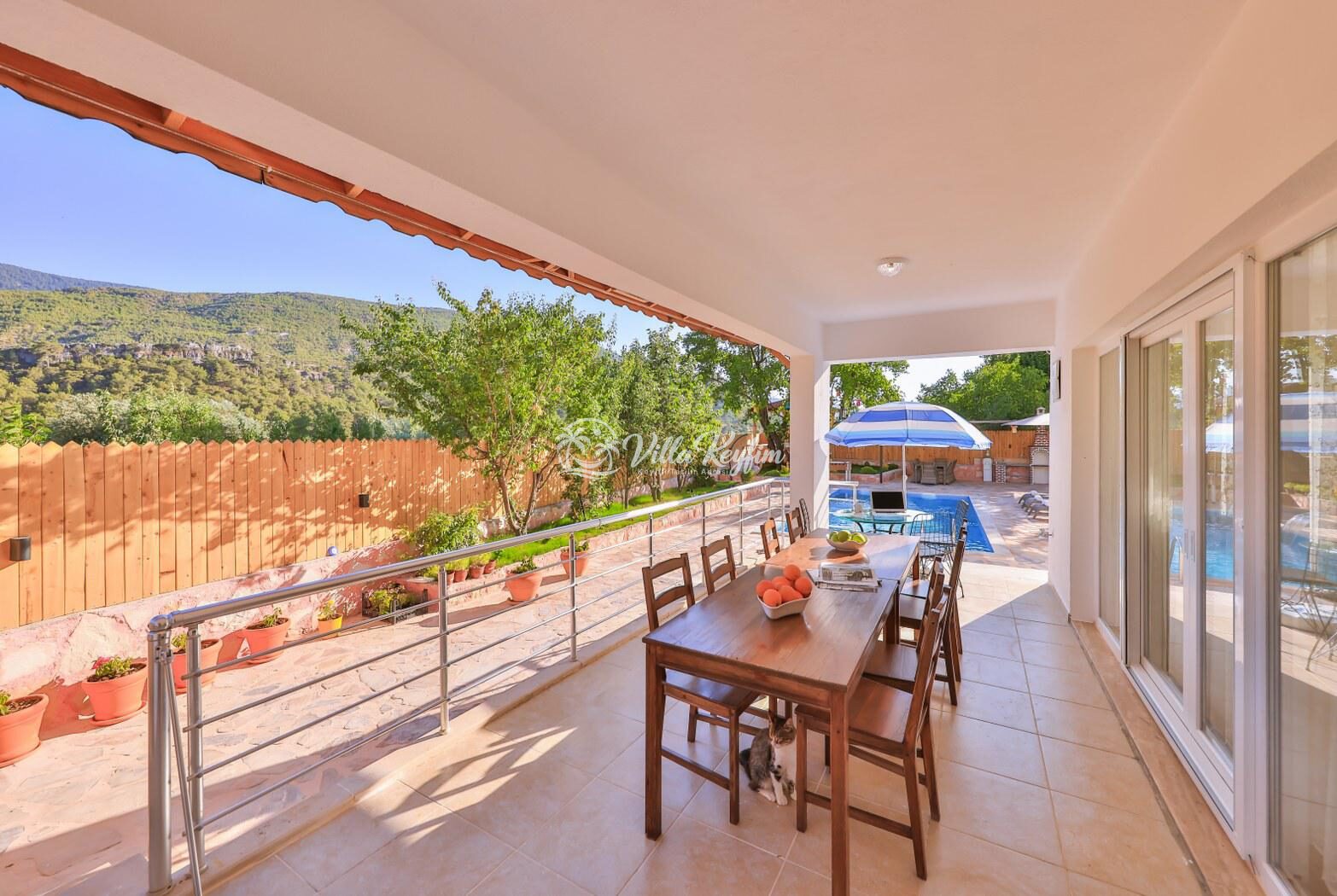 Villa Dr — 16