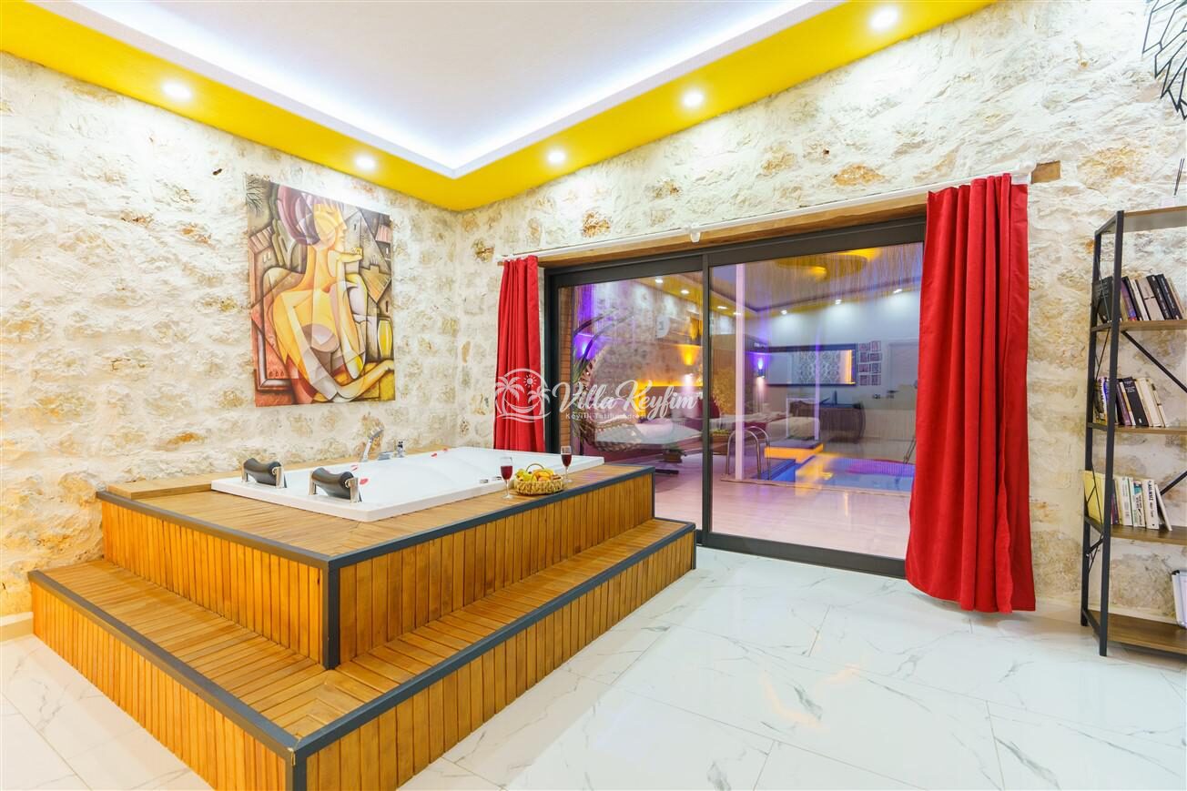 Villa Mira Queen — 52