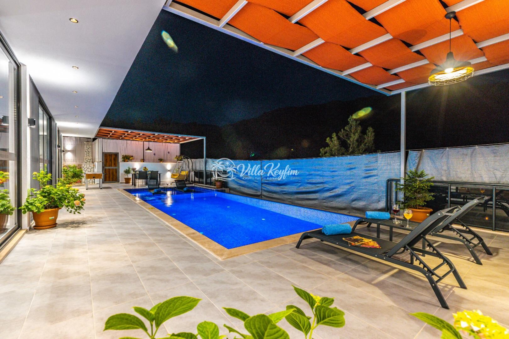 Villa Neon — 10