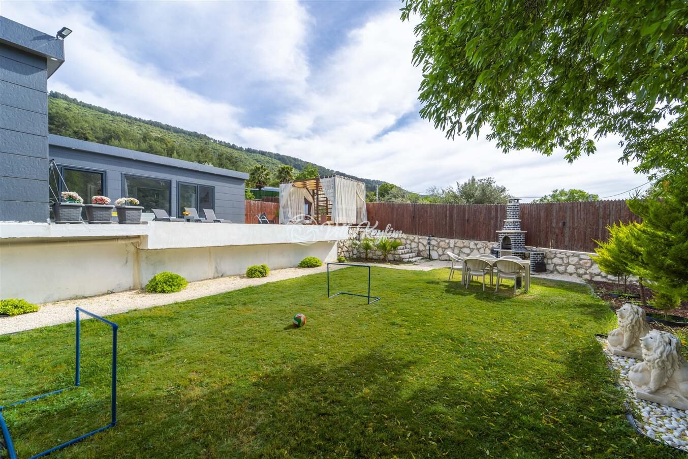 Villa Loçka — 18