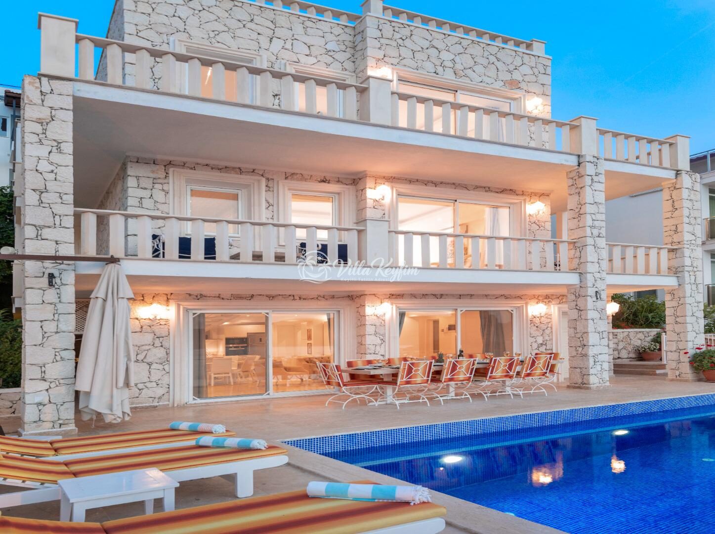 Villa Ketchy — 1