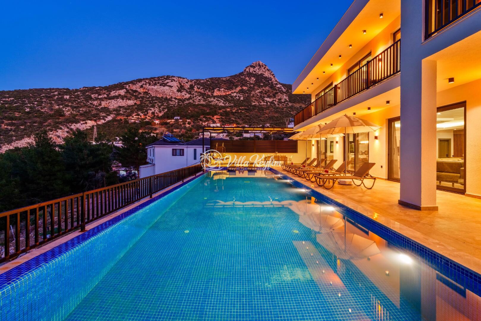 Villa Blue Night — 11