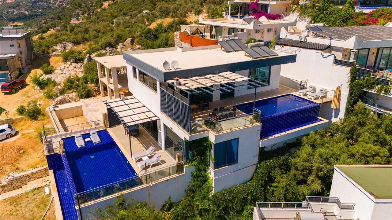 Villa Twins 2 — 57