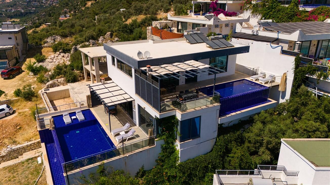 Villa Twins 1 — 72