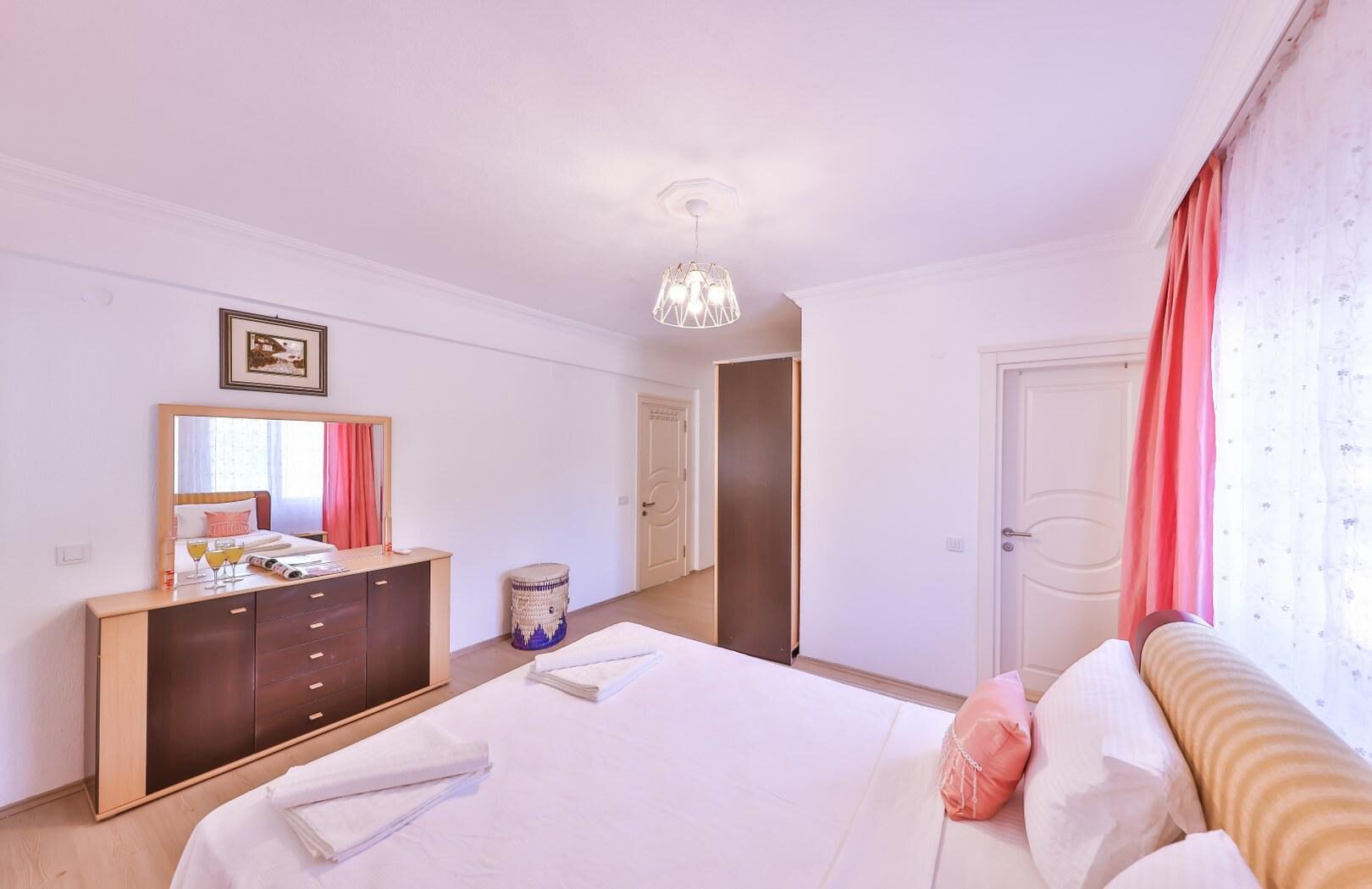 Villa Dr — 82