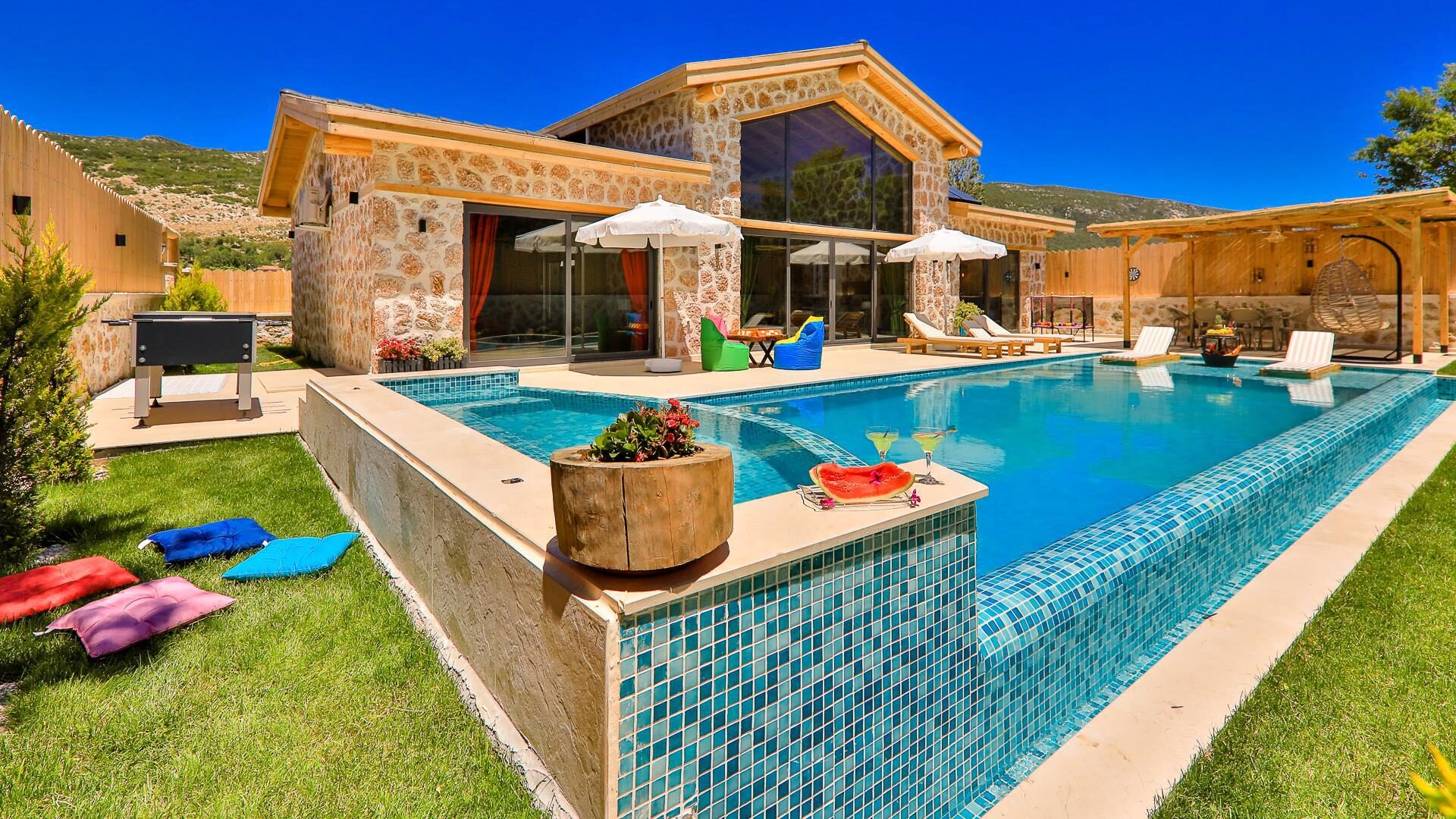Villa Happiness — 1