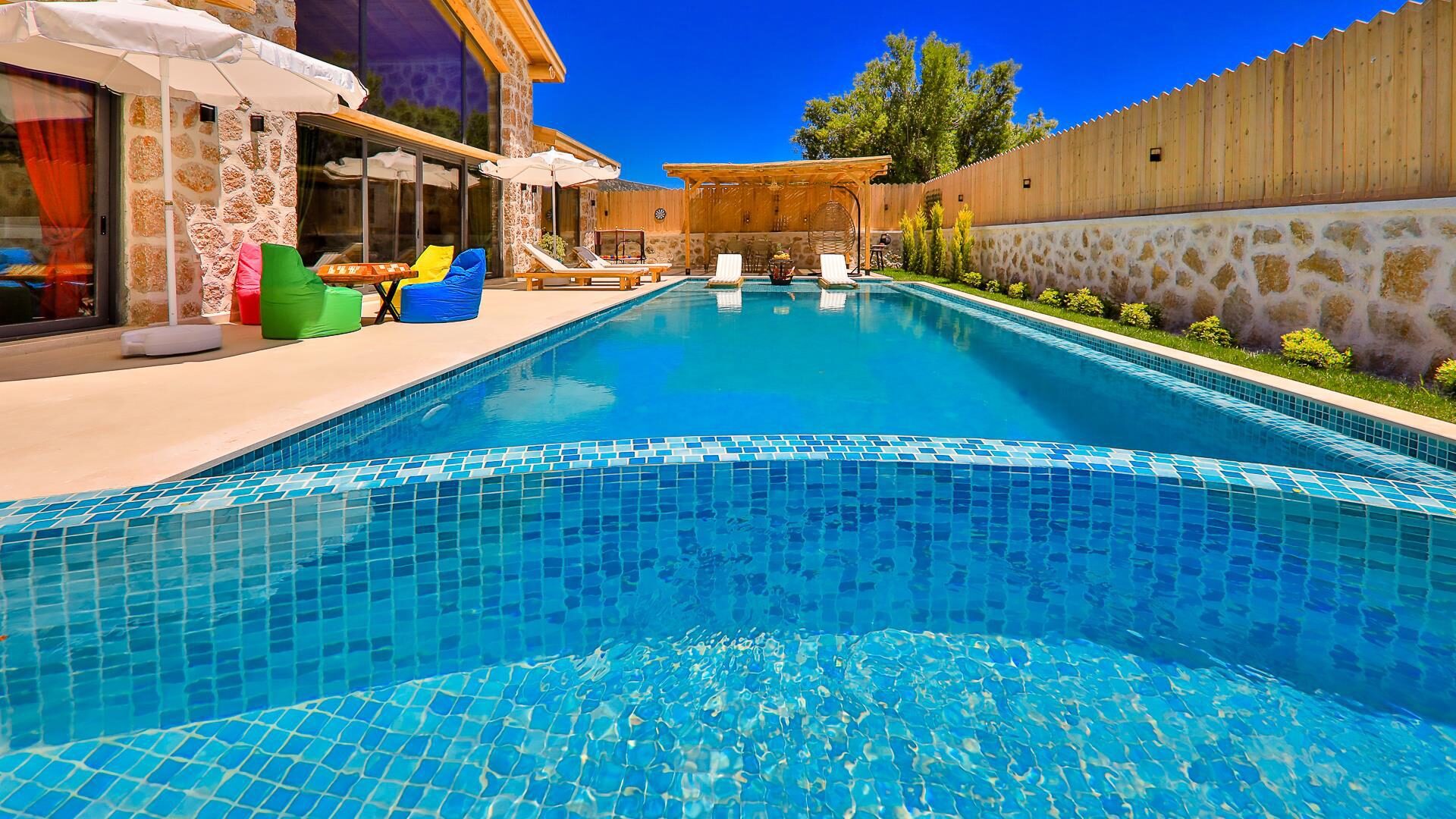 Villa Happiness — 12