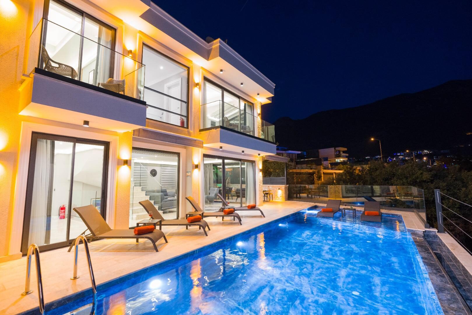 Villa Moonset — 10