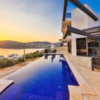 Villa Loca — 1