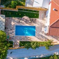 Villa Dr — 3