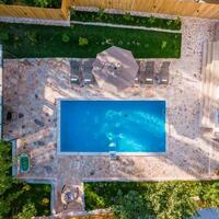 Villa Dr — 6