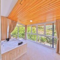 Villa Dr — 85