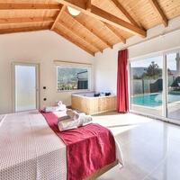 Villa Tawny — 11