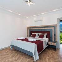 Villa Newcastle — 48